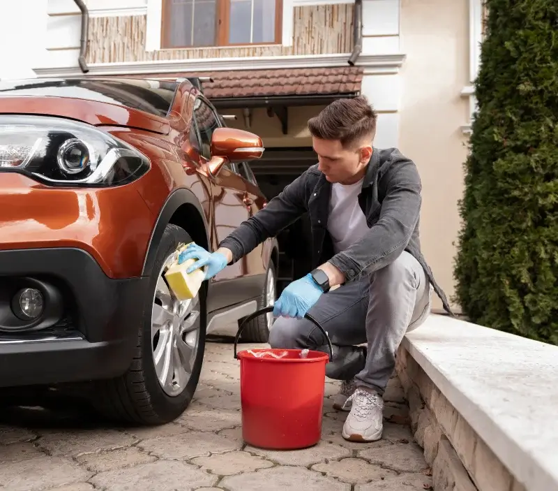 Lavage auto à domicile Saint-Pardoux-d'Arnet : professionnel intervenant sur un véhicule